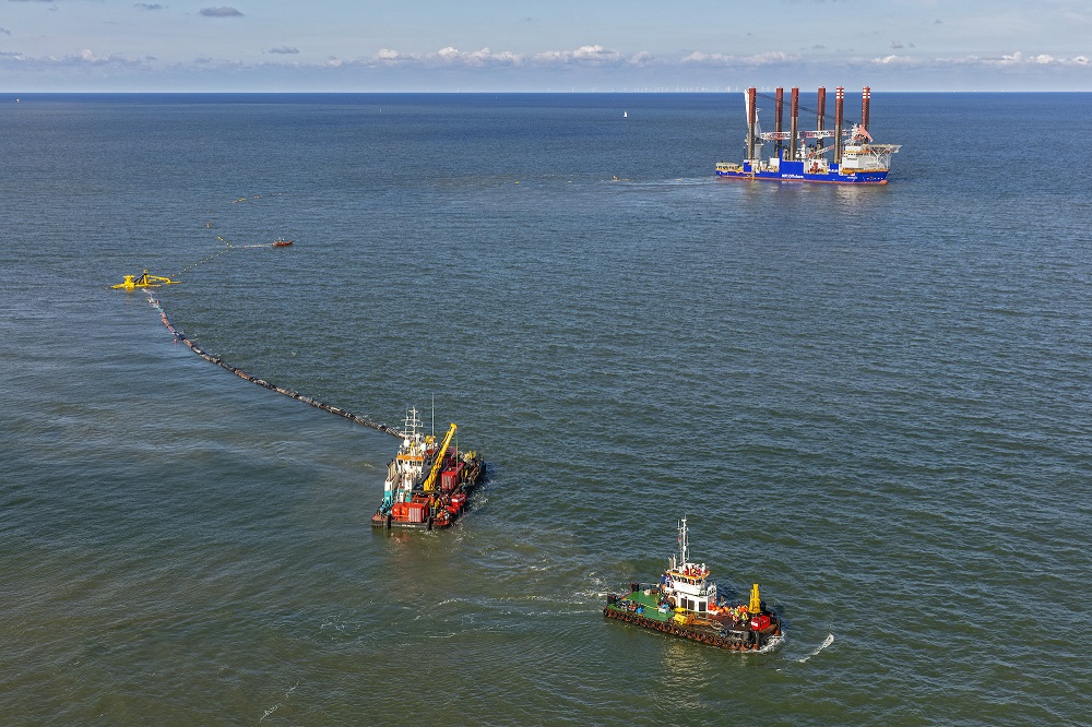 Eerste zeekabel voor aansluiting windparken op zee ligt nu op veilige diepte begraven in de zeebodem Eerste zeekabel voor aansluiting windparken op zee ligt nu op veilige diepte begraven in de zeebodem